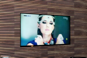 wandverkleidung_akustik_holz_parallelwelten_material-id_schallabsorbation_design_wohn-room