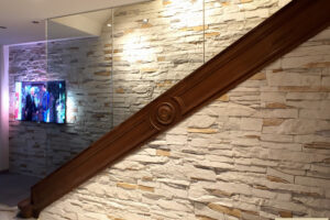 wandverkleidung_stein_isola_cream_mathios_stone_steinwand_verblender_verblendsteine_wohn-room