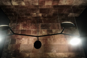wandverkleidung_leder_tundra_alphenberg_leather_lederfliesen_wohn-room