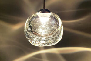 wandverkleidung_licht_drop_scholle-deubzer_wohn-room