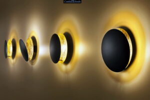 wandverkleidung_licht_lederam_w_schwarz_gold_catellani&smith_wohn-room