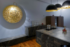 wandverkleidung_licht_luna_piena_gold_catellani&smith_wohn-room