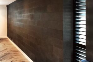 wandverkleidung_leder_boxer_choclat_alphenberg_lederfliesen_leathertiles_wohn-room