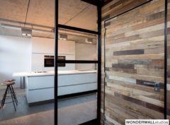 wandverkleidung_holz_bridges_wonderwall_studios_holzwand_holzpaneele_wandpaneele_wand_wohn-room