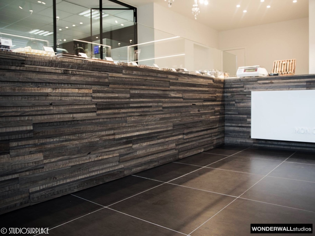 wandverkleidung_holz_sage_mooreiche_wonderwall_studios_holzwand_holzpaneele_wandpaneele_wand_wohn-room