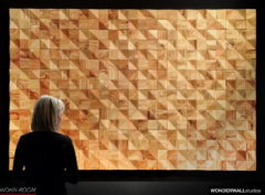 wandverkleidung_holz_waves_olivenholz_wonderwall_studios_holzwand_holzpaneele_wandpaneele_wand_wohn-room