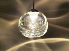 wandverkleidung_licht_drop_scholle_deubzer_wandbeleuchtung_wohn-room