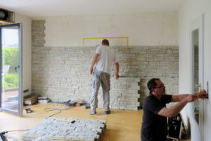 wandverkleidung_stein_verarbeitung_paneldiedra_steinwand_wohn-room