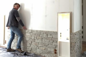 wandverkleidung_stein_verarbeitung_paneldiedra_steinwand_wohn-room